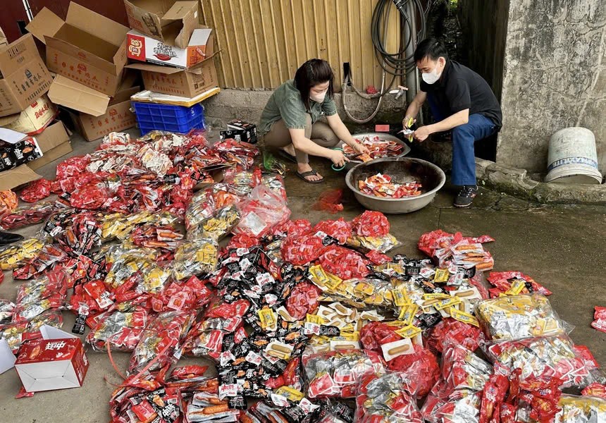 Cảnh báo thực phẩm bẩn: Hàng tấn chân gà, xúc xích nhập lậu từ Trung Quốc bị thu giữ